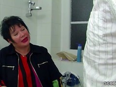 Deutsche Mutter hilft Jungspund beim Ficken im Badezimmer