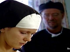 Deutsche Junge Nonne wird im Kloster gefickt und besamt